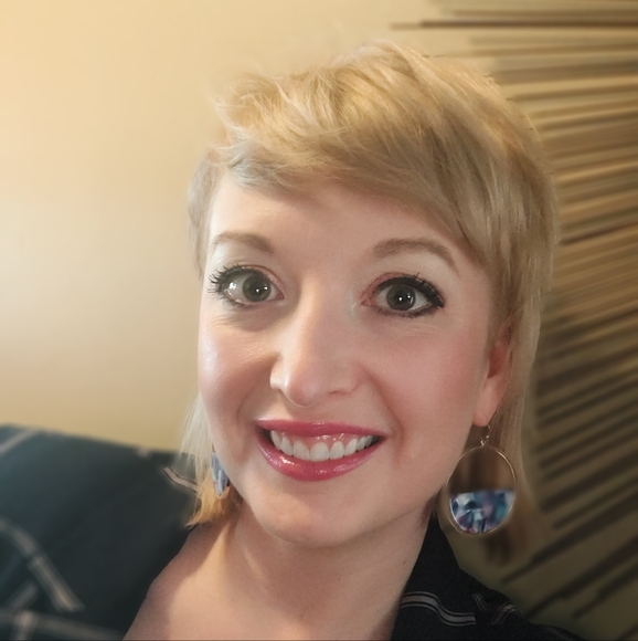 Meet your Posher, Sarah - Picture 1 of 2